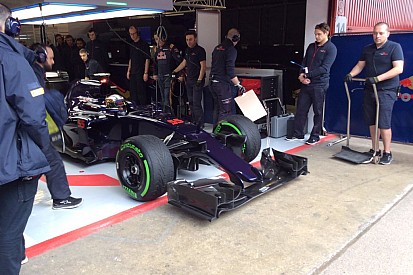 Bemutatkozott a legújabb Toro Rosso, az STR11: ideiglenes ruhában