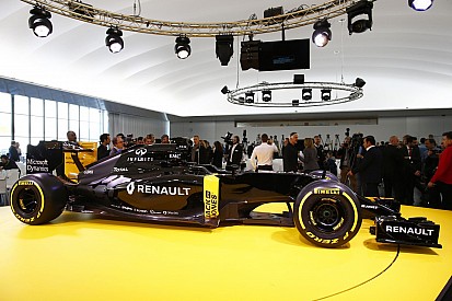 Végre valaki máshogy csinálja: két cső a Renault R.S.16 hátulján