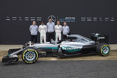 Hamilton valami másra koncentrált 2015 végén, de még mindig tud vezetni!