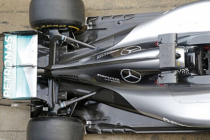 Hamilton kihajt a Mercedes W07-tel a pályára: szürcsölős motorhang Montmelóban