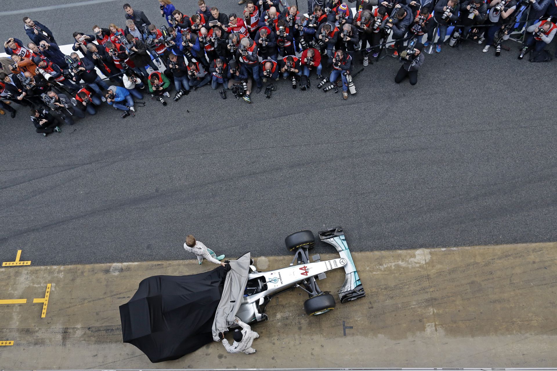 Még el sem kezdődött a versenyszezon, máris nagyobbat szól az F1?!