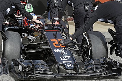 Idő előtt véget ért a McLaren 3. tesztnapja: a Honda új vezetője érzi a nyomást