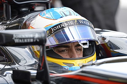 Videón Alonso startja Mexikóból és ahogy megkotlik alatta a McLaren-Honda