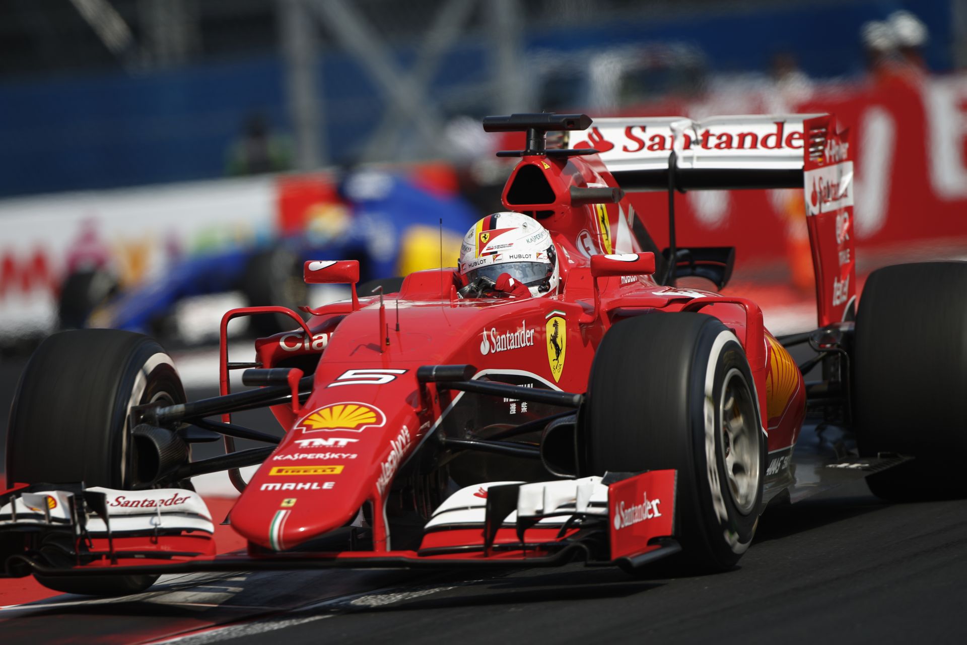 Videón Vettel durva és szándékos kanyarlevágásai: érdekes, hogy emiatt nem kapott büntetést