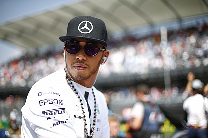 Lewis Hamilton autóbalesetet szenvedett Monacóban - hivatalos