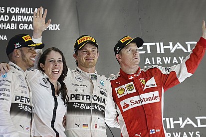 Videón a dobogós ceremónia Abu Dhabiból: Raikkönen nem volt túl boldog
