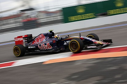 Sainz durva balesete miatt idő előtt vége lett a harmadik edzésnek: Rosberg-Bottas-Hamilton trió végzett az élen