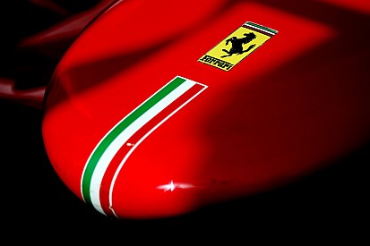 A Forma-1 történetének első brit bajnoka: éppen ezen a napon 1958-ban a Ferrarival