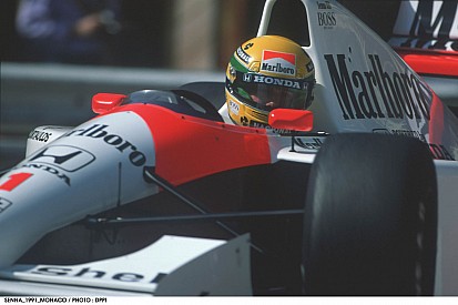 Egy belső kamerás felvétel, ahogy Senna küldi neki a McLarennel Phoenix-ben