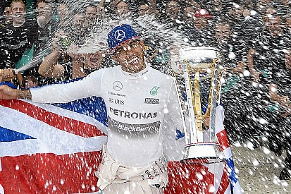Képgaléria, ahogy a Mercedes szétrobban az örömtől Hamilton bajnoki címvédése miatt