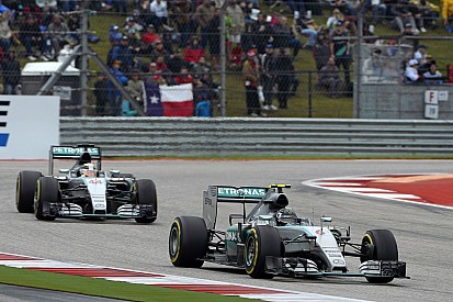 Videón a jelenet, amikor Rosberg elrontja a kigyorsítást és Hamilton átveszi a vezetést