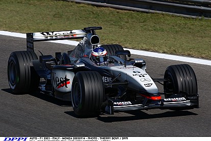 Tekerd fel a hangerőt, mert ez nem piskóta: Raikkönen a V10-es McLarennel Monzában