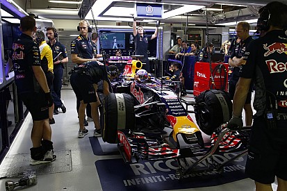 A helyzet reménytelen, de nem komoly: a Mercedes sem akarja, hogy kiszálljon a Red Bull