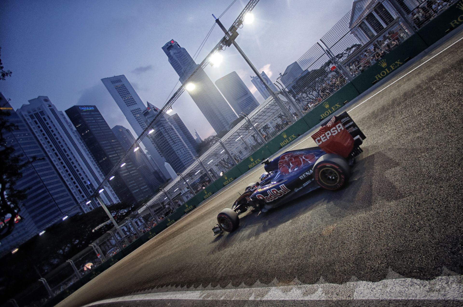 Max Verstappen a kihívásokkal teli szingapúri pályán is brillírozott!