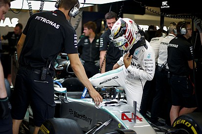 Egy sokkoló videó Szingapúrból: Vettel pole köre Vs. Hamilton Q3-as köre