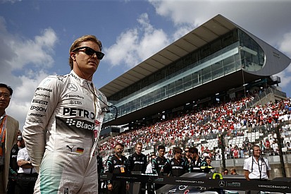 Egymás mellett Rosberg idei és tavalyi pole köre Suzukából