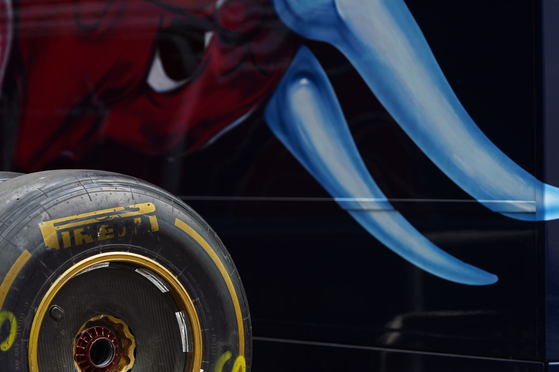 Ha a Red Bull távozik a Forma-1-ből, a Pirelli is?!