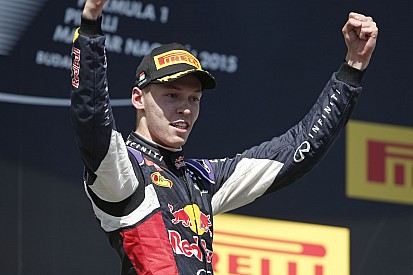 Nem kérdés, Kvyat a Forma-1-ben marad és 2016-ban is a Red Bullnál versenyez majd