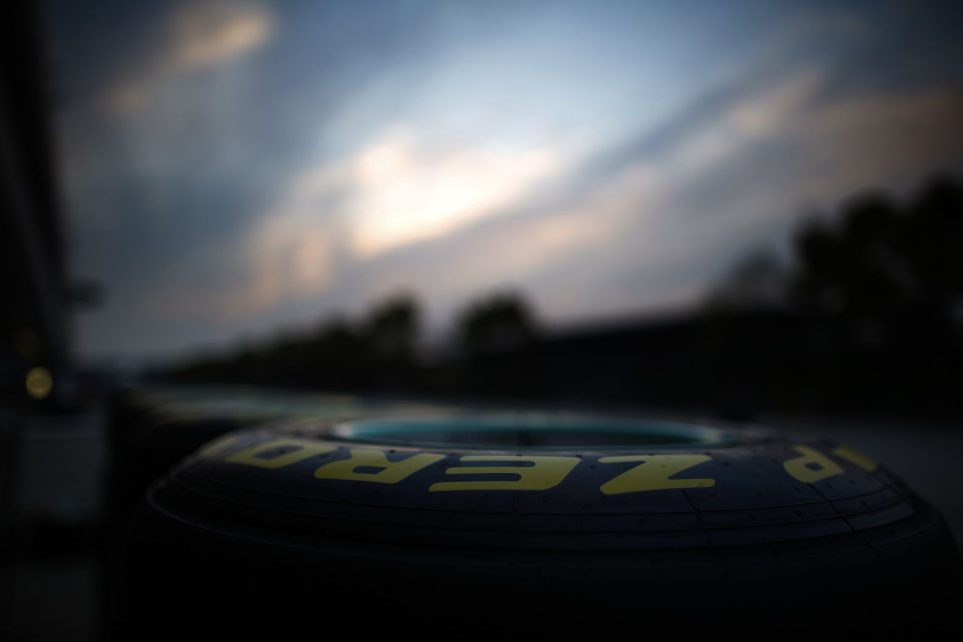 Hivatalos nyilatkozat a Pirellitől Vettel defektjét követően