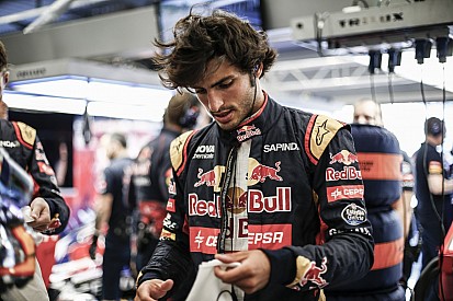 Carlos Sainz befeszült: egymás után négy Forma-1-es nagydíjról kellett kiállnia...