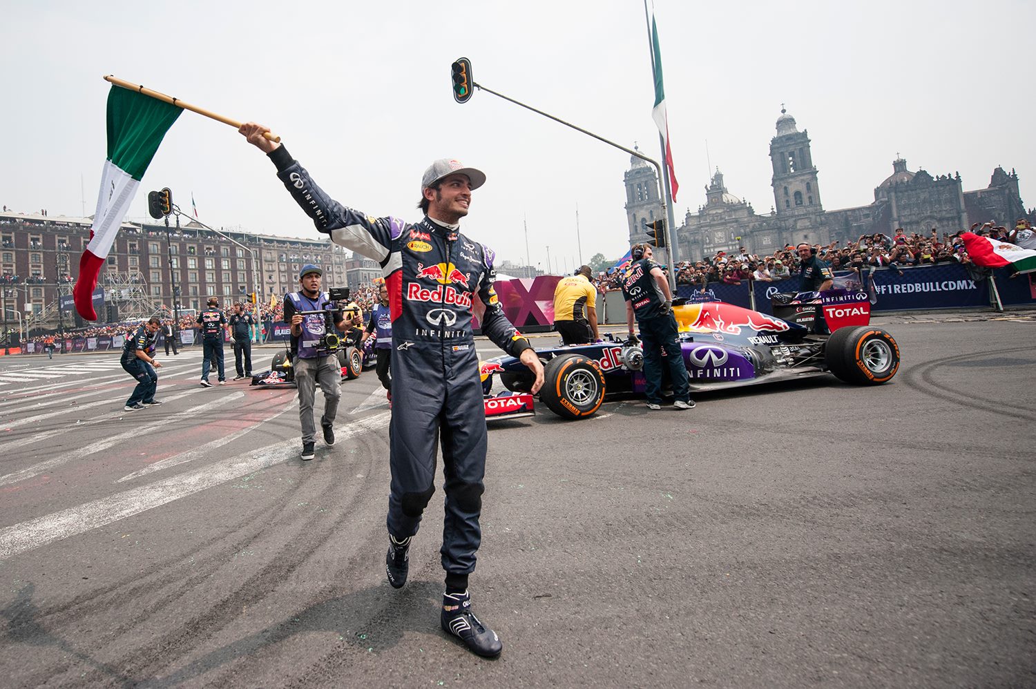 Amatőr videókon a Red Bull F1-es parádéja Mexikóból: COOL!
