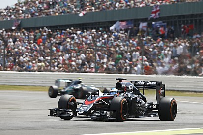 Minden volt a 3-as kanyarban, csak józan ész nem: Alonso és Button is csalódott