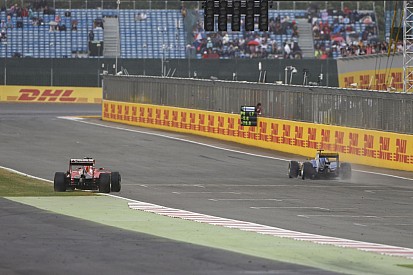 Amatőr videón, ahogy Raikkönen majdnem összetöri a Ferrarit Silverstone-ban: Szépet mentett a „Jégember”