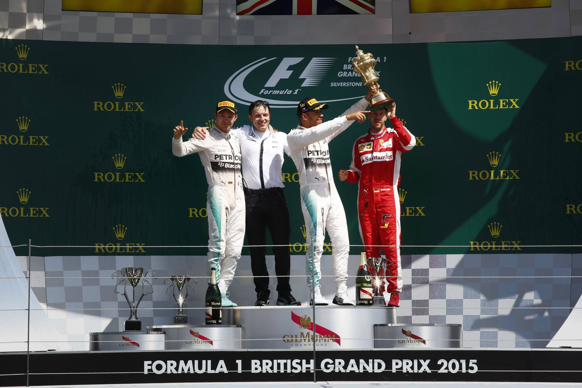 Hamilton továbbra is rekordokat döntöget - a Brit Nagydíjon utolérte Vettelt!
