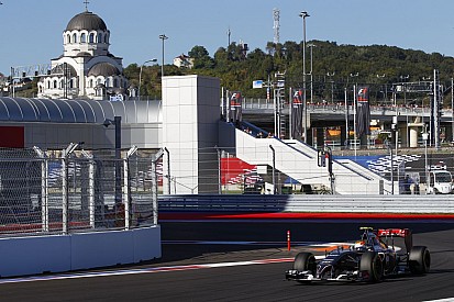 Putyin és a bahreini király is ott lesz ma Szocsiban, az F1-es futamon, de sok lány is