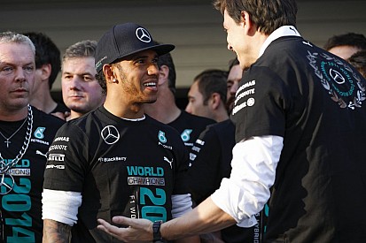 Életed leghosszabb futamának tűnik, ha egyedül vagy az élen - Hamilton