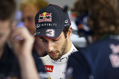 Ricciardo ismét legyőzte Vettelt, de nem boldog