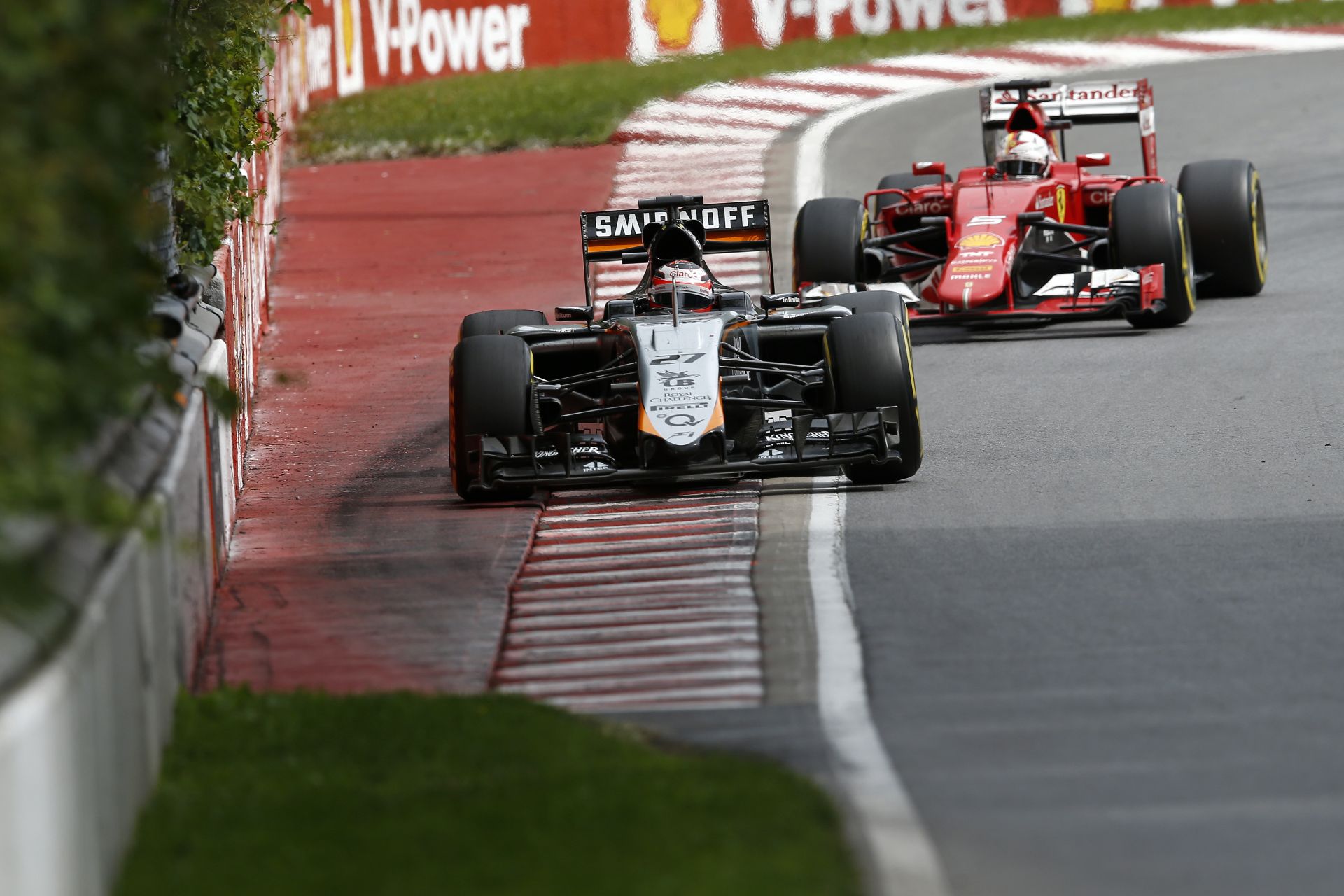 Vettel nem kicsit parázott, hogy megbüntetik Hülkenberg miatt: Rádióüzenet