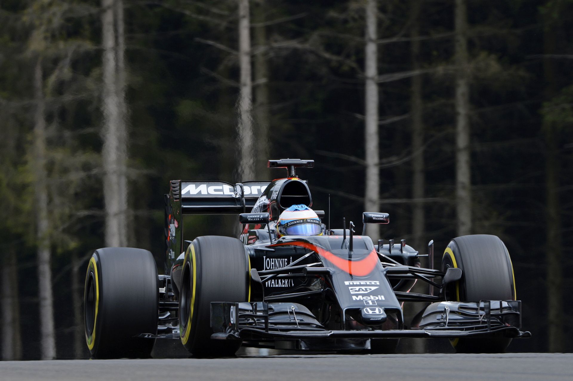 Alonso „szétrúgja” a McLaren-Hondát
