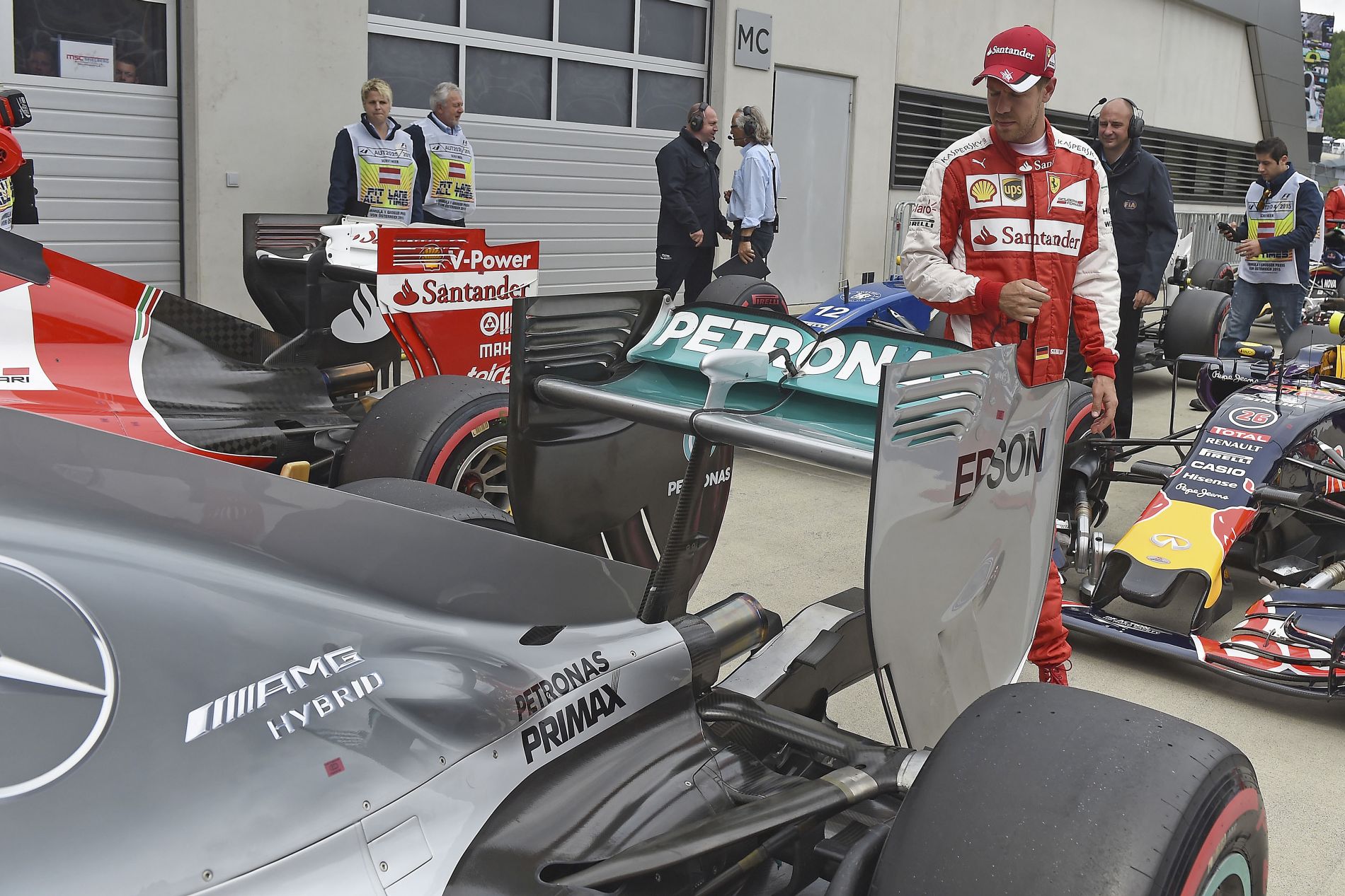 Vettel szeretett volna ma egy serleget: a Mercedes könnyedén durrant oda motornak