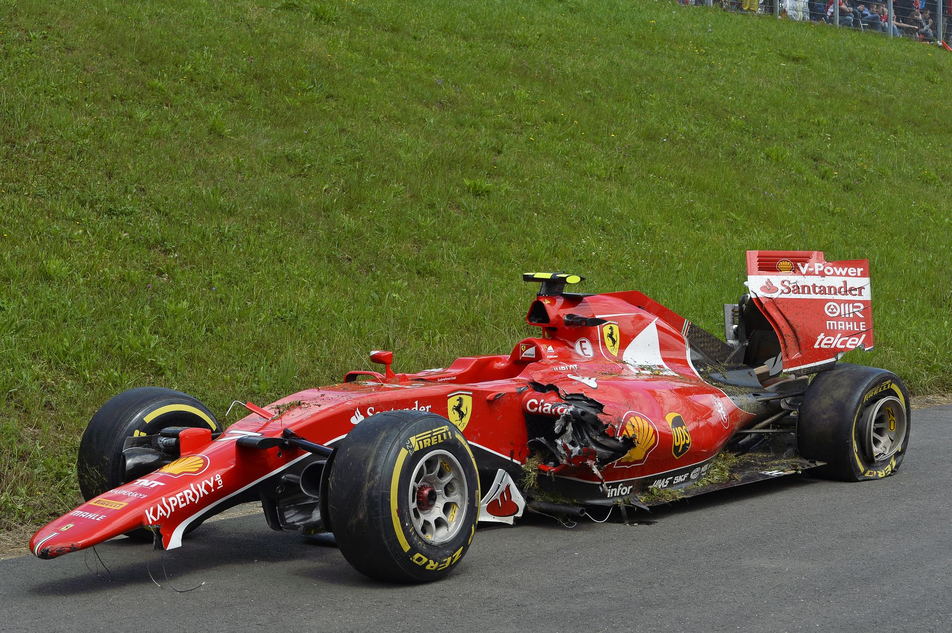 Képeken Raikkönen csúnyán lezúzott Ferrarija