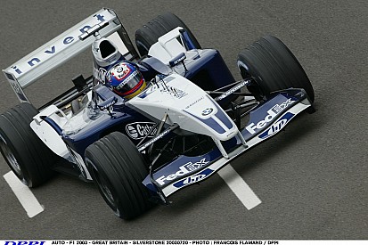 Juan Pablo Montoya rendkívül agresszívan keni neki Silverstone-ban: Állat, állat, állat! VERSENY VAN!