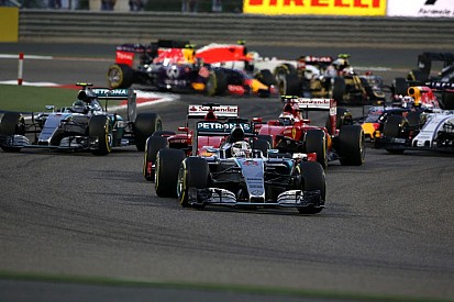 Az F1 frusztrált és magyarázkodik, a versenyzők meg nem mondhatják ki, amit gondolnak