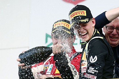 Michael Schumacher állapota fokozatosan javul - most a fia tartja lázban a világot