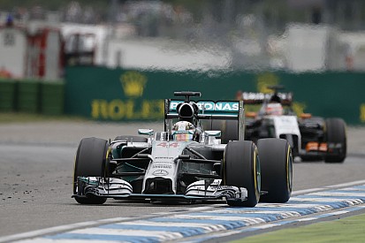 Mercedes: Továbbra sem tudjuk, hogy mi okozta Hamilton balesetét Németországban