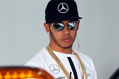 Versenyzői parádé Bahreinben: Hamilton aranylánca, Vettel fordított sapkája és a többiek
