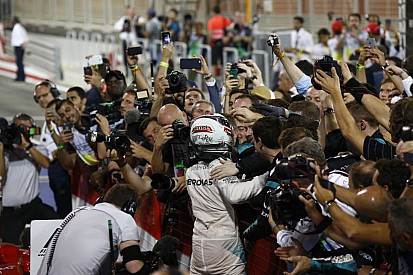 Hamilton szíve a Mercedeshez húz: barna vagy szőke?