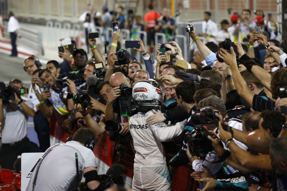 Hamilton szíve a Mercedeshez húz: barna vagy szőke?