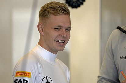 Magnussen versenyezni akar, de nem úgy, hogy Alonso nincs jól