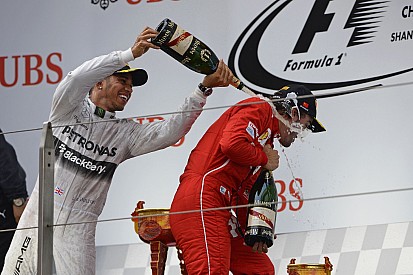Hamilton: Alonso még mindig esélyes a címre, és talán Raikkönen is