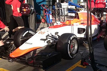 Itt a Manor F1 Team 2015-ös gépe, teljes egészében