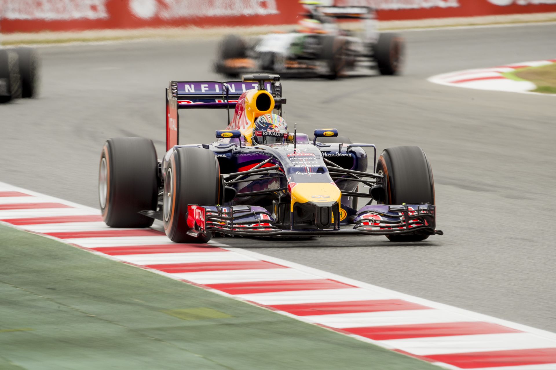 Banális hiba a Red Bullnál: Vettel autójából kihagyták egy fontost alkatrészt