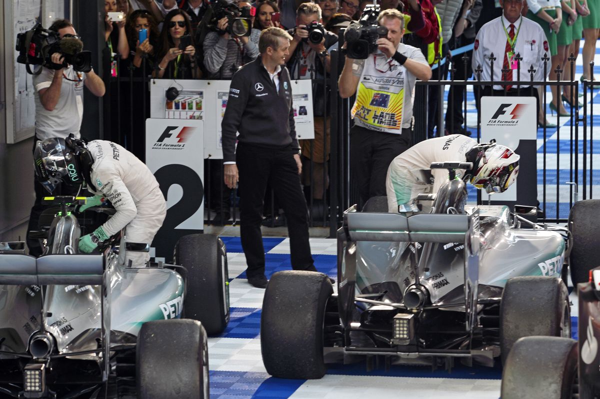 Hamilton a csapattárs beállításával nyert Melbourne-ben - teljesen normális