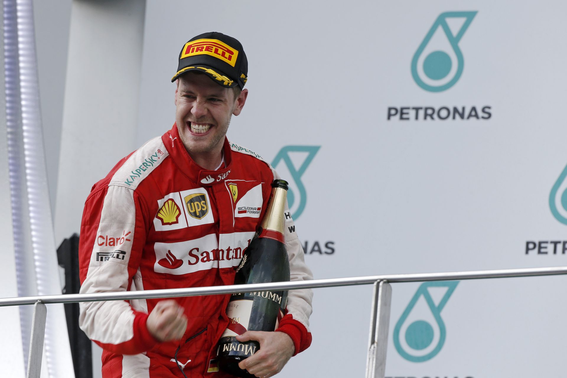 Videón Vettel első ferraris győzelme: Könnyekig hatódott a négyszeres világbajnok