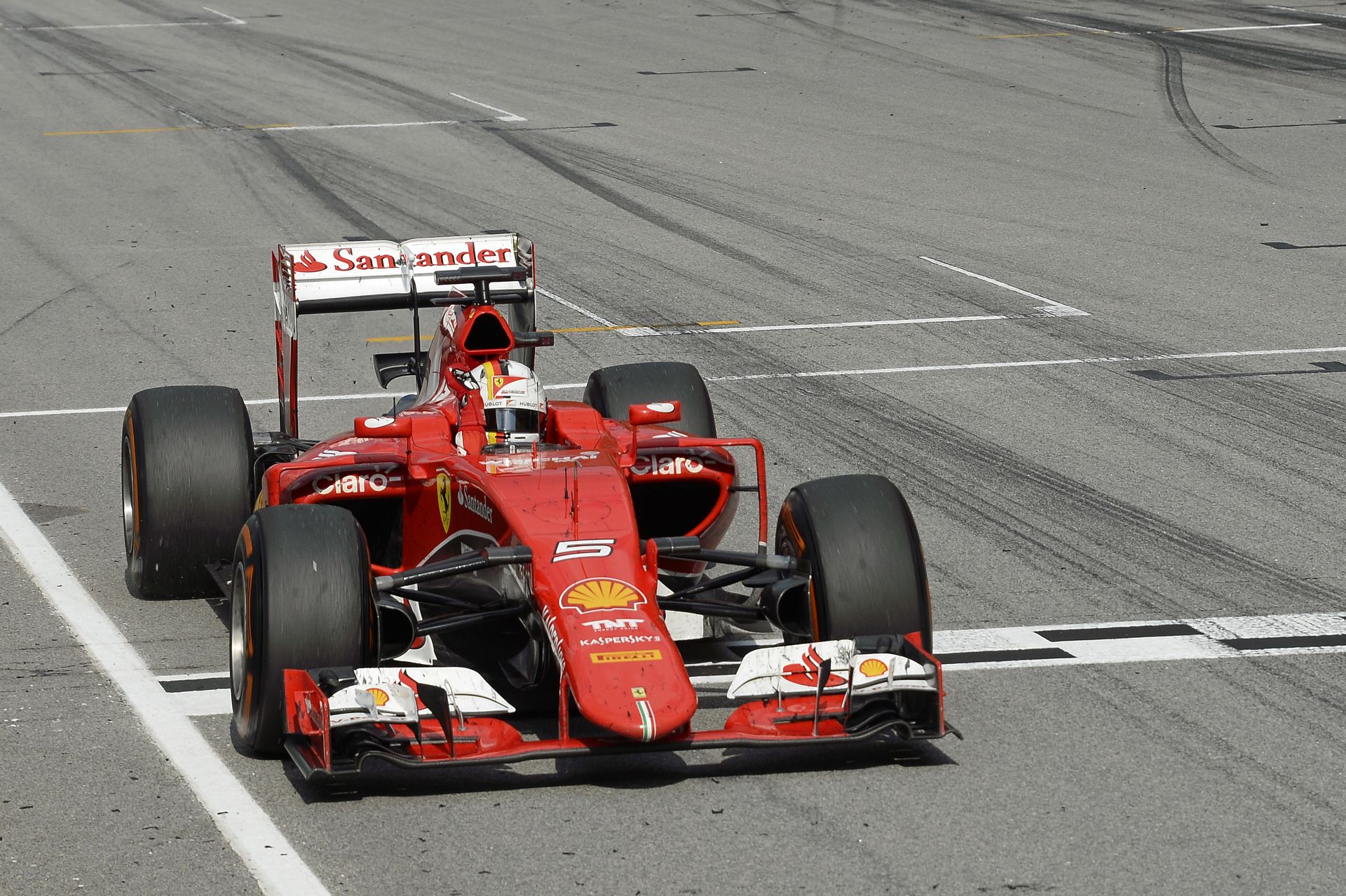 A Ferrari „megfojtaná” a Mercedest: Agresszívan nyomnák le Hamiltont és Rosberget