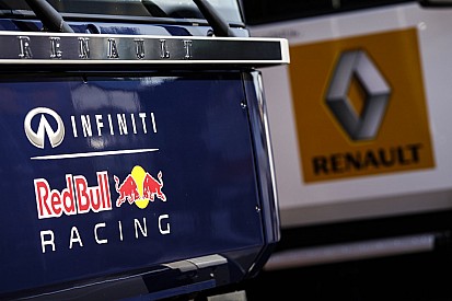 Vettel és Ricciardo is levadászná a Mercedest Bahreinben